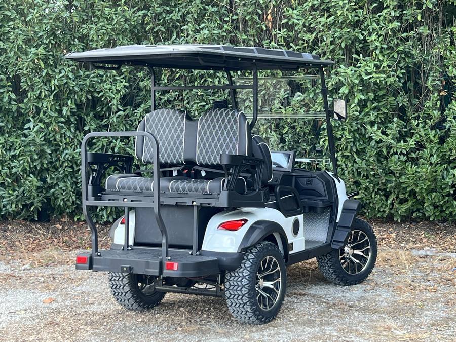 Land Runner, Glacier White, rear